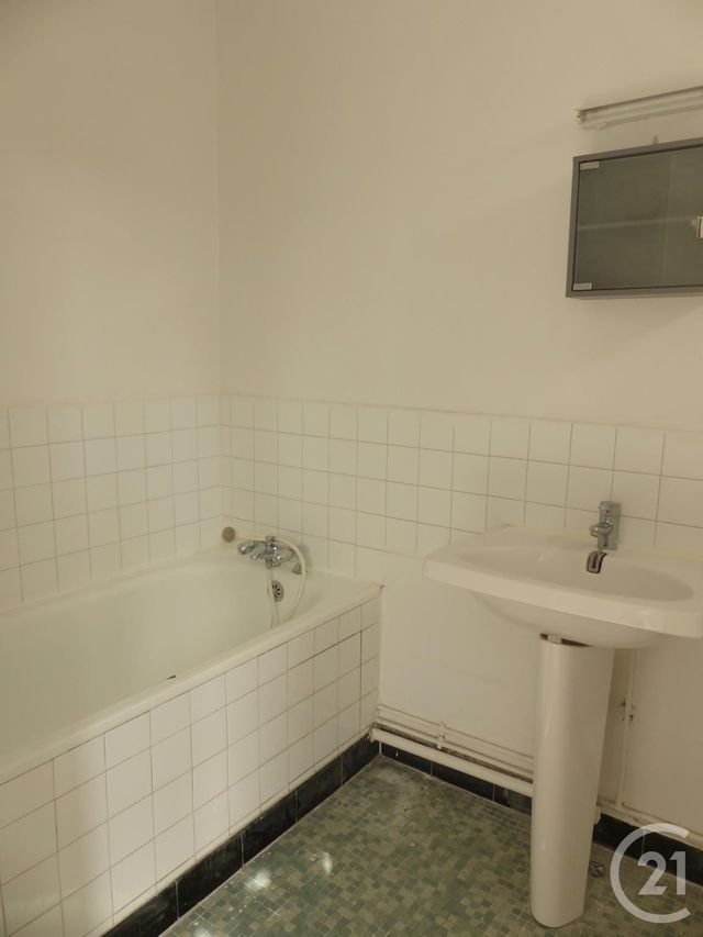 Appartement F1 à louer - 1 pièce - 23.0 m2 - COMPIEGNE - 60 - PICARDIE - Century 21 Infinity Appartement F1 à louer - 1 pièce - 23.0 m2 - COMPIEGNE - 60 - PICARDIE - Century 21 Infinity